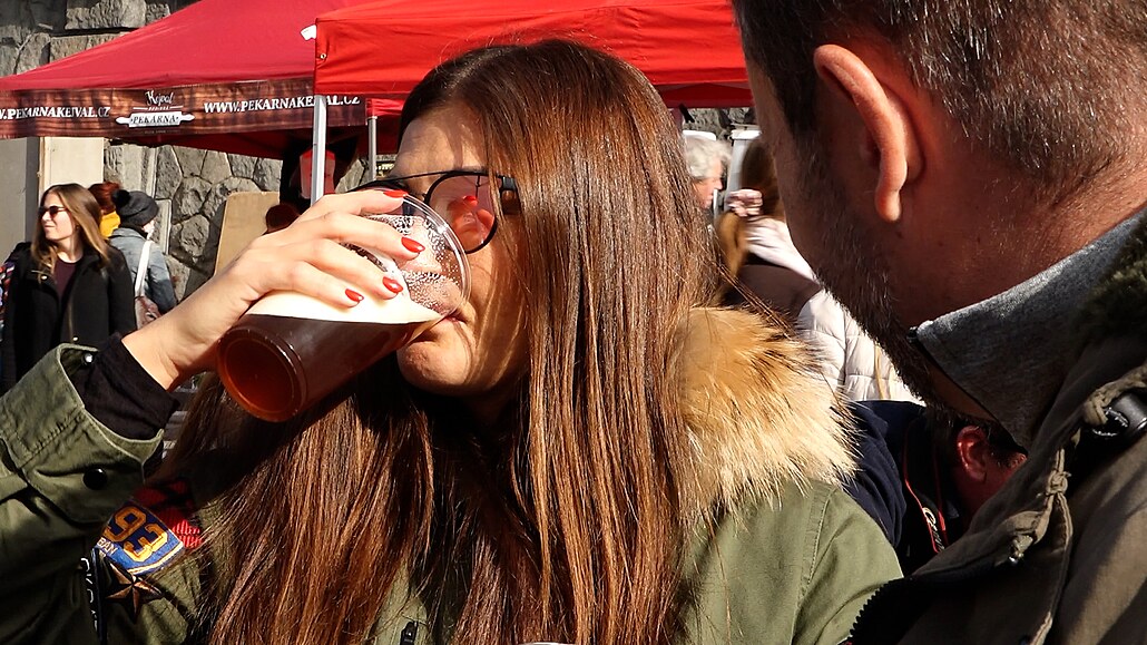 Jako by bylo zvětralé, na náplavce lidé ochutnávali pivo bez chmele