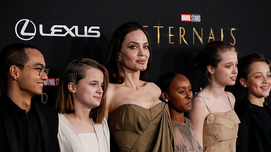 Angelina Jolie a její d�ti Maddox, Vivienne, Zahara, Shiloh a Knox (Los...