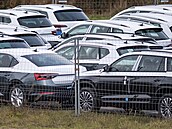 Na letišti v Hradci Králové skladuje automobilka Škoda Auto vozy (na snímku z...