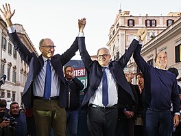 Zleva f Demokratick strany Enrico Letta, nov zvolen starosta ma Roberto...