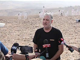 Tři sta nahých Izraelců pózovalo u Mrtvého moře.  Americký fotograf Spencer...