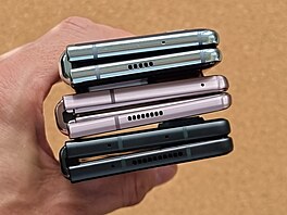 Tří generace smartphonů Samsung s ohebným displejem: Galaxy Fold, Z Fold 2 a Z...