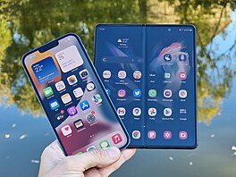 Apple iPhone 13 Pro Max a Samsung Galaxy Z Fold 3