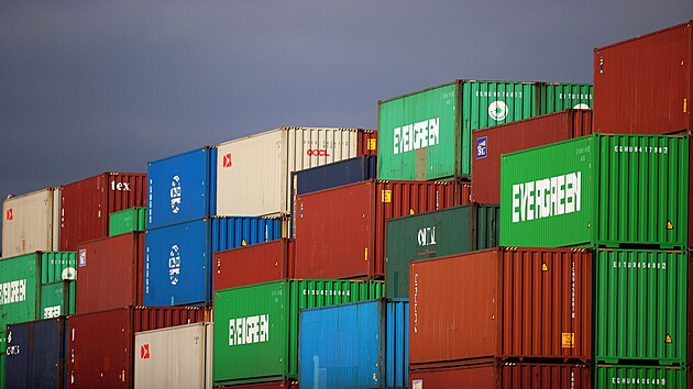 V největším britském přístavu Felixstowe se kvůli nedostatku řidičů hromadí zboží (13. října 2021)