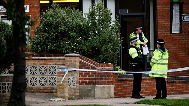 Policisté stojí před kostelem, kde došlo k vraždě politika Davida Amesse. (16. října 2021)