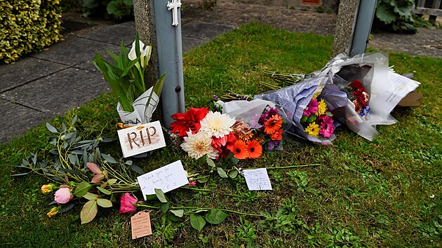 Před kostelem, kde k vraždě došlo, lidé nechávají květiny. (16. října 2021)