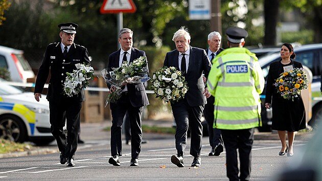Památku zavražděného politika Davida Amesse uctili mimo jiné vůdce opozičních labouristů Keir Starmer (druhý zleva), britský premiér Boris Johnson a ministryně vnitra Priti Patelová (vpravo). (16. října 2021)