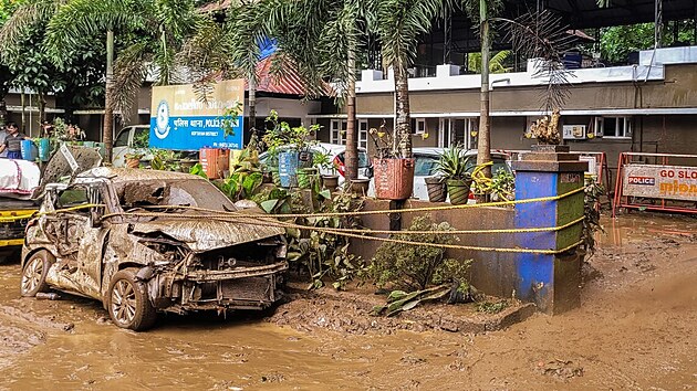 V jihoindickém státě Kérala hustě prší už několik dní. Lijáky způsobily sesuvy půdy a rozvodnění řek, které odřízly od okolí řadu měst a vesnic. (17. říjen 2021)