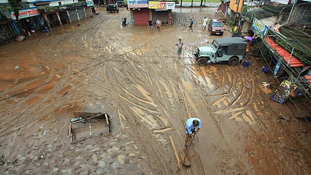 V jihoindickém státě Kérala hustě prší už několik dní. Lijáky způsobily sesuvy půdy a rozvodnění řek, které odřízly od okolí řadu měst a vesnic. (17. říjen 2021)