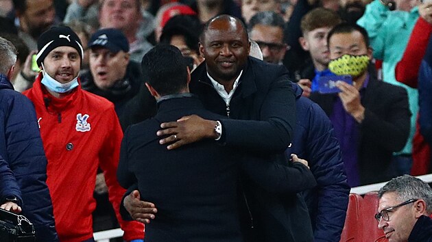 VÍTEJ DOMA, MISTŘE. Patrick Vieira se vrátil na hřiště Arsenalu jako kouč Crystal Palace. Právě se přátelsky zdraví s domácím trenérem Mikelem Artetou.