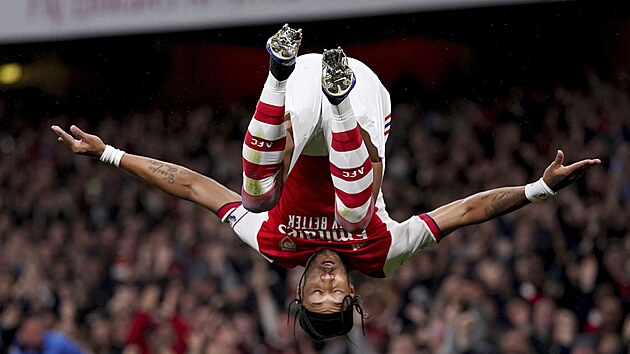 Pierre-Emerick Aubameyang z Arsenalu oslavuje gól proti Crystal Palace.