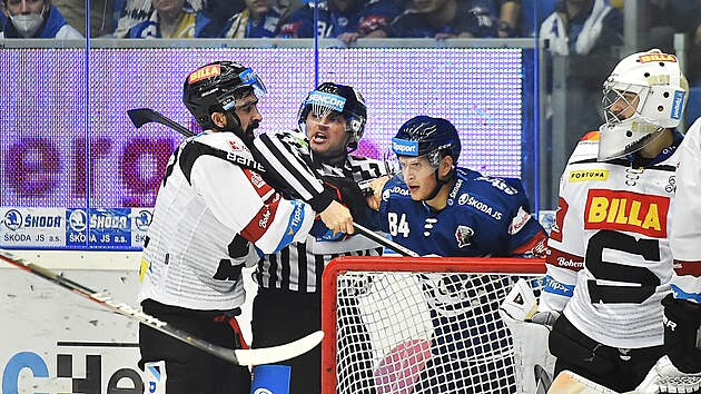 Ladislav Zikmund (vlevo) ze Sparty a Jan Schleiss z Plzn se pouchuj.