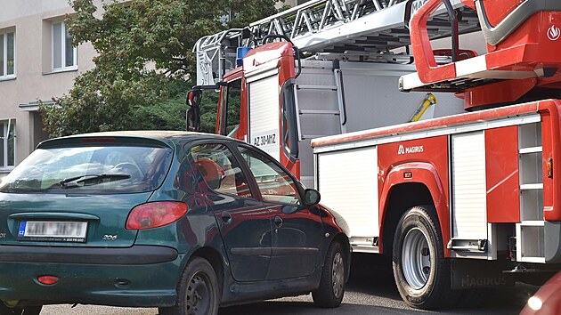 Špatně zaparkované automobily komplikují hasičům cestu k zásahům. Nejhorší situace bývá na sídlištích.
