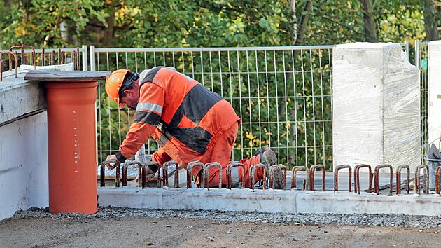 V Chebu roste nová lávka přes areál nádraží za 130 milionů korun.