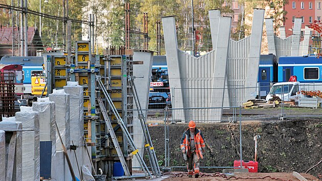 V Chebu roste nová lávka přes areál nádraží za 130 milionů korun.
