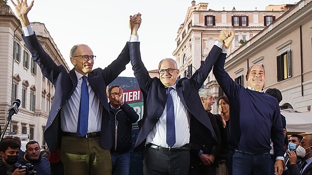 Zleva f Demokratick strany Enrico Letta, nov zvolen starosta ma Roberto Gualtieri a prezident regionu Lazio Nicola Zingaretti oslavuj na nmst v m vsledky komunlnch voleb. (18. jna 2021)