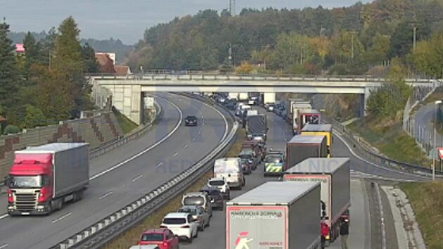 Dálnici D1 směrem na Prahu uzavřela hromadná nehoda, na místě se tvoří kolony. (pohled z kamery na 145,8. km)