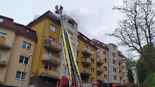 V neděli vyjeli hasiči k požáru bytu do Drahovice v Karlových Varech. (17. října 2021)