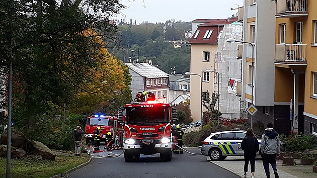 Kvůli požáru podkrovního bytu evakuovali hasiči celý obytný dům v Karlových Varech. (17. října 2021)