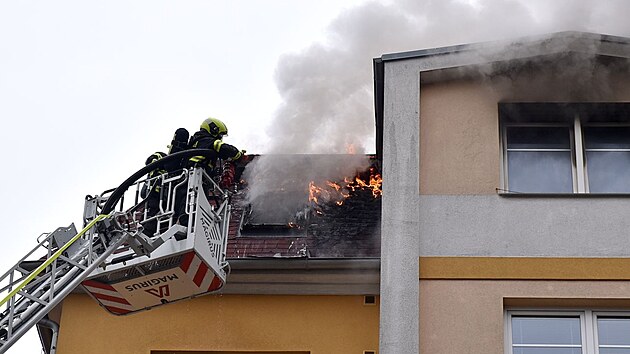 V Karlových Varech hořel podkrovní byt pětipodlažního domu. (17. října 2021)