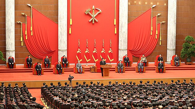 Severokorejský vůdce Kim Čong-un v projevu k 76. výročí Korejské strany práce. (10. října 2021)