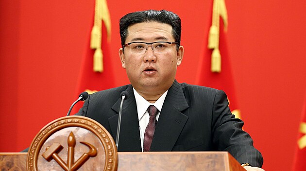 Severokorejsk vdce Kim ong-un pi projevu k 76. vro Korejsk strany prce (10. jna 2021)