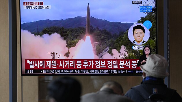 Lid v jihokorejskm Soulu sleduj v televizi odplen severokorejsk balistick rakety. (19. jna 2021)
