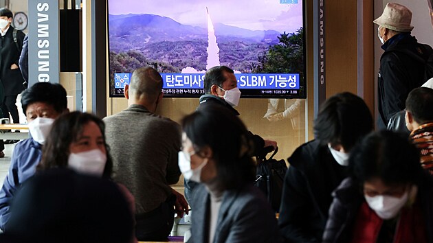 Lidé v jihokorejském Soulu sledují v televizi odpálení severokorejské balistické rakety. (19. října 2021)