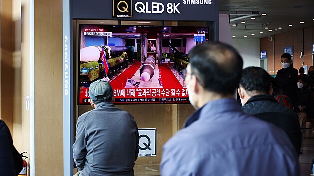 Lid v jihokorejskm Soulu sleduj v televizi odplen severokorejsk balistick rakety. (19. jna 2021)