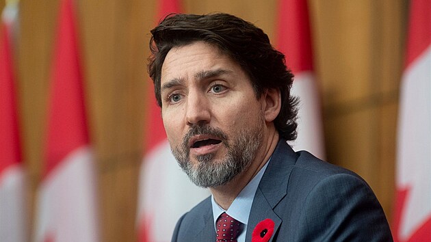 Premir Justin Trudeau odpovd na otzku bhem tiskov konference v Ottaw. (10. listopadu 2020)