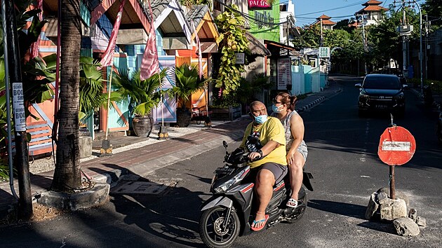 Lid na motorce ve mst Kuta na ostrov Bali. (1. ervence 2021)