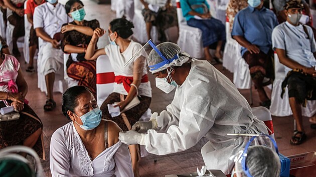 Masov okovn proti koronaviru ve mst Ubud na ostrov Bali. (16. bezna 2021)