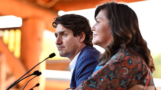 Kanadský premiér Justin Trudeau se sešel s vůdci původních obyvatel, kteří sídlí ve městě Kamloops. (18. října 2021)