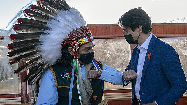 Kanadský premiér Justin Trudeau se sešel s vůdci původních obyvatel, kteří sídlí ve městě Kamloops. (18. října 2021)