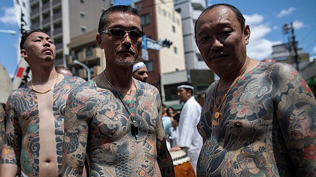 Muži na festivalu Sanja Matsuri v Tokiu předvádějí své tradiční japonské tetování spojované s Jakuzou. (20. května 2018)