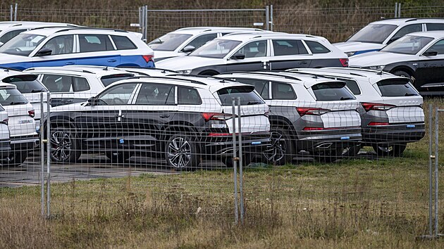 Na letišti v Hradci Králové skladuje automobilka Škoda Auto vozy (na snímku z 12. října 2021), jejichž výrobu nemůže kvůli chybějícím polovodičům dokončit. Do vyrobených aut automobilce chybějí čipy, kterých je celosvětový nedostatek.