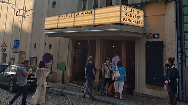 Liberecké kino Varšava postupně prochází rekonstrukcí. Návštěvníky vítá nový poutač.