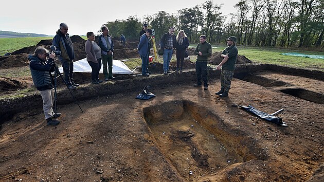 Archeologov u hrobu kosternho nlezu.