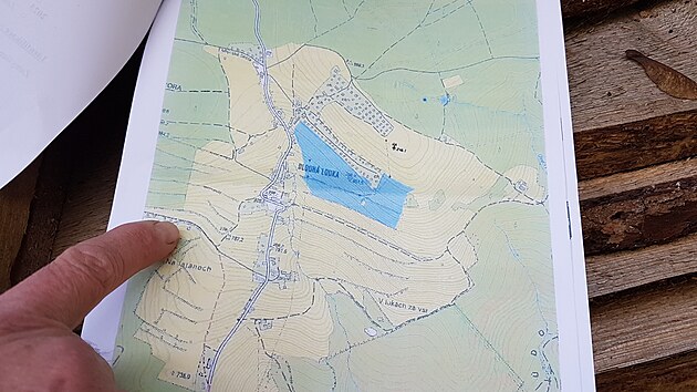 Mapa Dlouhé Louky. Modře je znázorněna oblast, kde chce společnost postavit fotovoltaickou elektrárnu.