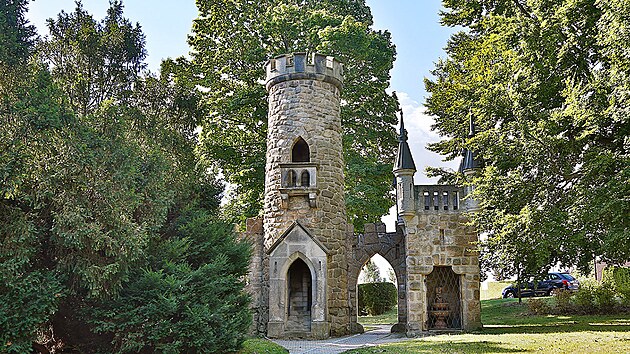 Kamenn rozhledna Salingburg  napodobenina hradn zceniny z roku 1906.