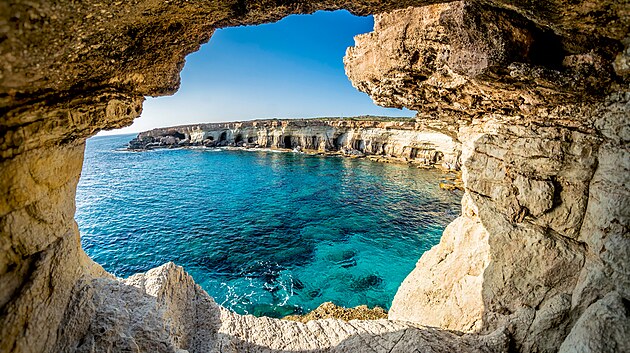 Ayia Napa (Jin Kypr). V blzkosti letoviska se ze Stedozemnho moe vynouje mys Greco s prodn rezervac: impozantnmi tesy, moskmi jeskynmi a spoustou ndhernch kvtin.