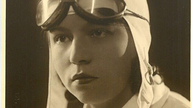 Marie Krupičková, která 21. září 1930 jako první žena v Československu seskočila z letadla padákem.