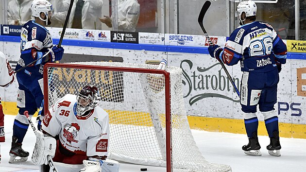 15. kolo hokejov extraligy: HC Kometa Brno - HC Olomouc. Brank Olomouce Jakub Sedlek inkasuje gl. Vlevo Tom Vincour z Brna, vpravo jeho spoluhr a autor glu Martin Zaovi