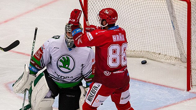 Utkn 15. kola hokejov extraligy: HC Oceli Tinec - BK Mlad Boleslav.Zleva brank Gaper Kroelj z Mlad Boleslavi a Erik Hra z Tince.