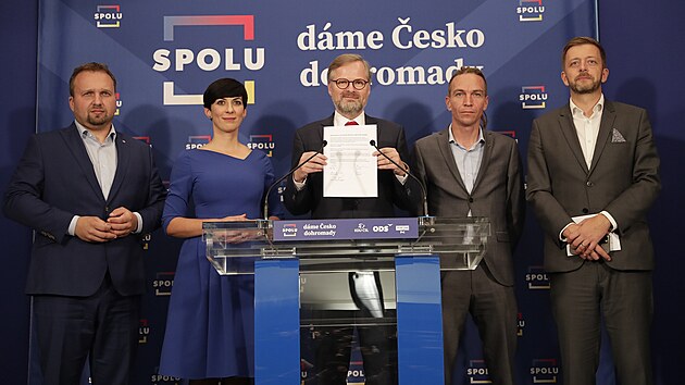 Koalice SPOLU a Pirti a starostov podepsaly memorandum o vli vytvoit vtinovou vldu. Zleva Marian Jureka,  Markta Pekarov Adamov, Petr Fiala, Ivan Barto, Vt Rakuan (9. jna 2021)