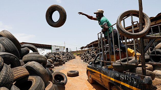 Firma nigerijsk podnikatelky vykupuje ojet gumy hlavn od sbra odpadk, kte za jeden kus dostvaj od 70 do 100 nigerijskch nair (zhruba tyi a pt korun). (17. jna 2021)