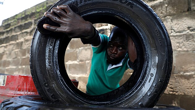 Firma nigerijsk podnikatelky vykupuje ojet gumy hlavn od sbra odpadk, kte za jeden kus dostvaj od 70 do 100 nigerijskch nair (zhruba tyi a pt korun). (17. jna 2021)