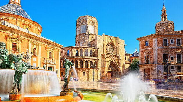 Na náměstí Panny Marie stojí fontána věnovaná řece Turii, bez níž by město bylo na suchu.