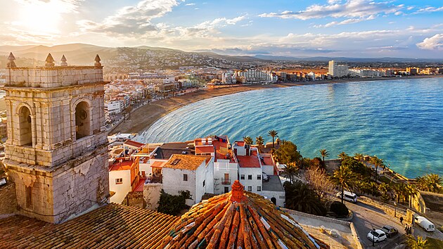 Valencie, třetí největší město Španělska, leží na východním pobřeží země v těsné blízkosti Středozemního moře. Díky své poloze a příznivému klimatu je oblíbeným cílem turistů, kteří cestují jak za odpočinkem, tak za kulturou a památkami. Ve Valencii se nudit rozhodně nebudete.