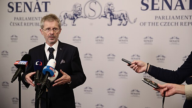 P�edsedov� stran se v Sen�tu rad�, zda maj� ob� komory parlamentu vyu��t �l�nek 66 �stavy a zbavit pravomoc� prezidenta Milo�e Zemana. Na sn�mku Milo� Vystr�il kter� je od �nora 2020 p�edseda Sen�tu Parlamentu �esk� republiky. (19. ��jna 2021)